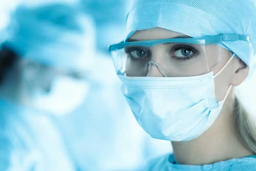 Krankenschwester mit Gesichtsmaske